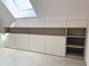Salle de bain sous comble à Saint-Lunaire — mélaminé blanc · décor chêne clair, vue d’ensemble