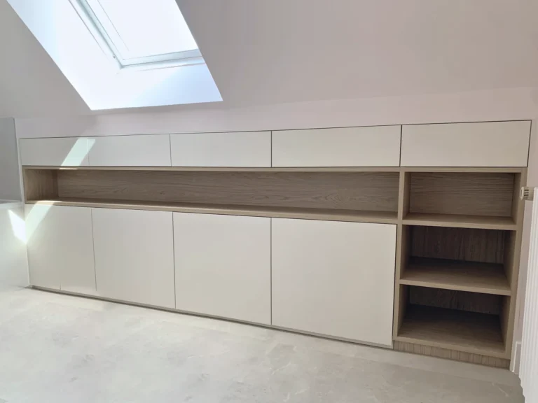 Salle de bain sous comble à Saint-Lunaire — mélaminé blanc · décor chêne clair, vue d’ensemble