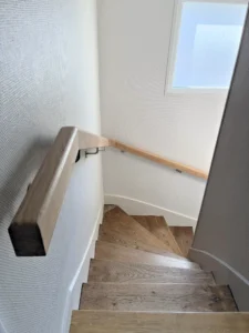 Main courante en chêne massif à Saint-Malo — chêne massif, détail 1