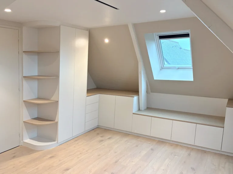 Suite parentale sous comble à Saint-Lunaire — mélaminé blanc · chêne clair, vue d’ensemble