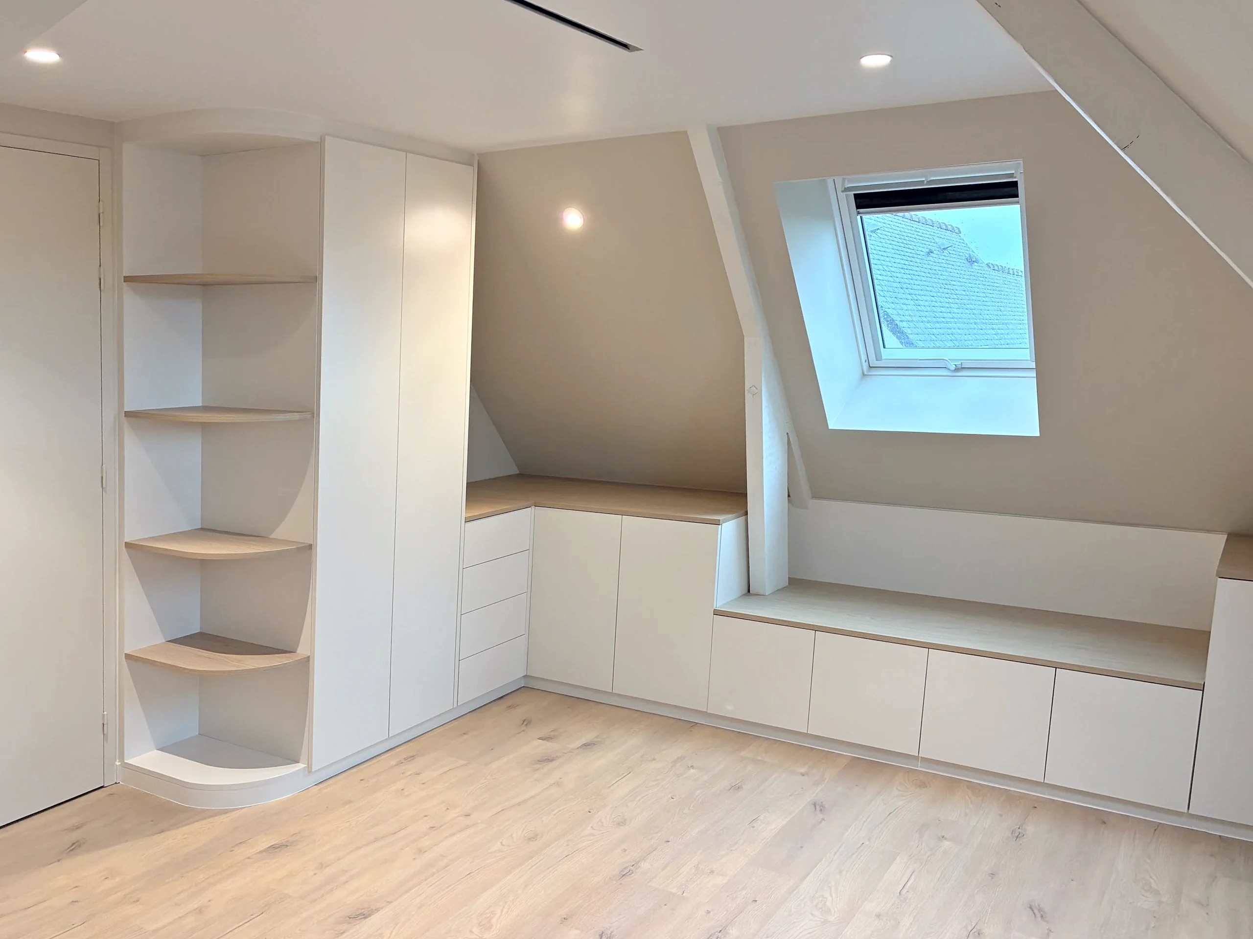 Suite parentale sous comble à Saint-Lunaire — mélaminé blanc · chêne clair, vue d’ensemble