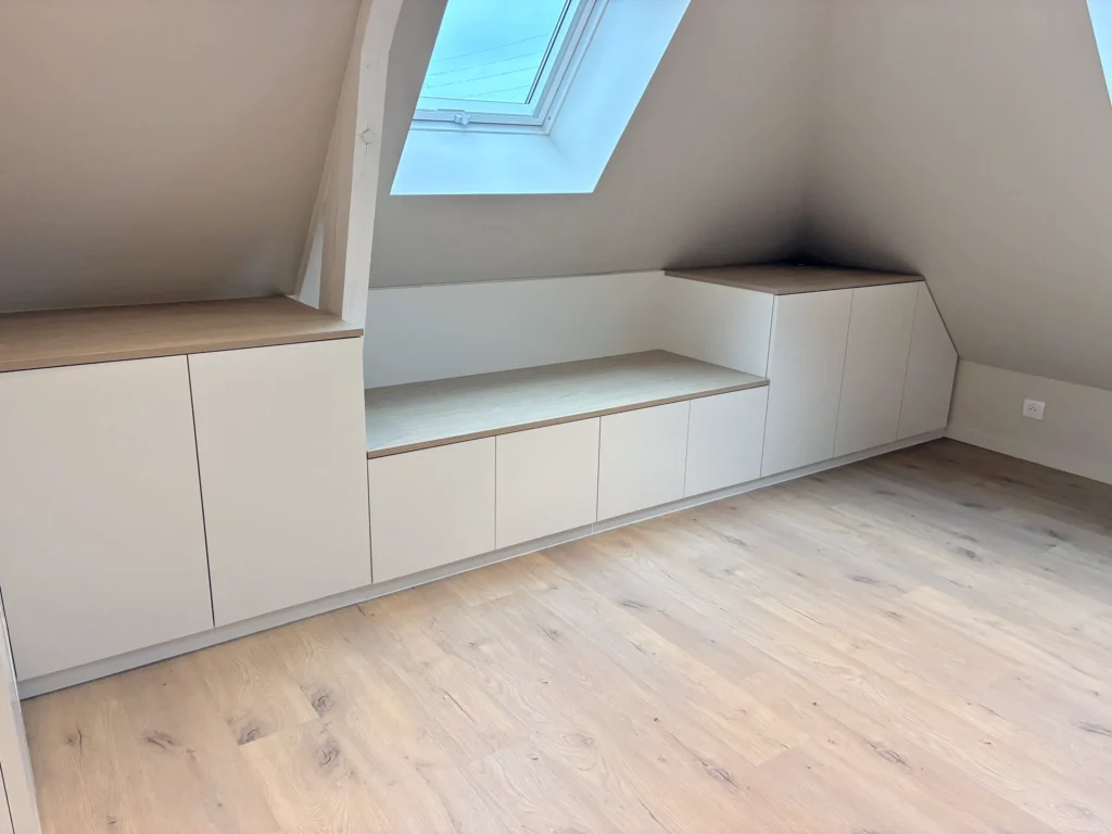 La banquette de fenêtre, sous le velux