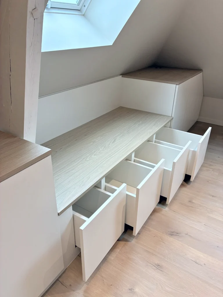Les tiroirs bas, sous la banquette