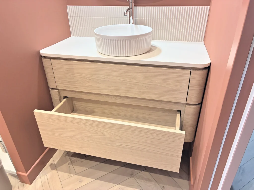 Meuble de salle de bain arrondi à Saint-Lunaire