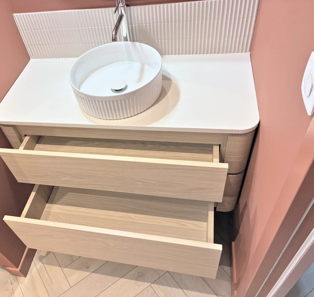 Meuble de salle de bain arrondi à Saint-Lunaire, Saint-Lunaire — photo 3