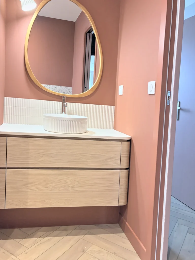 Meuble de salle de bain arrondi à Saint-Lunaire, vue d’ensemble