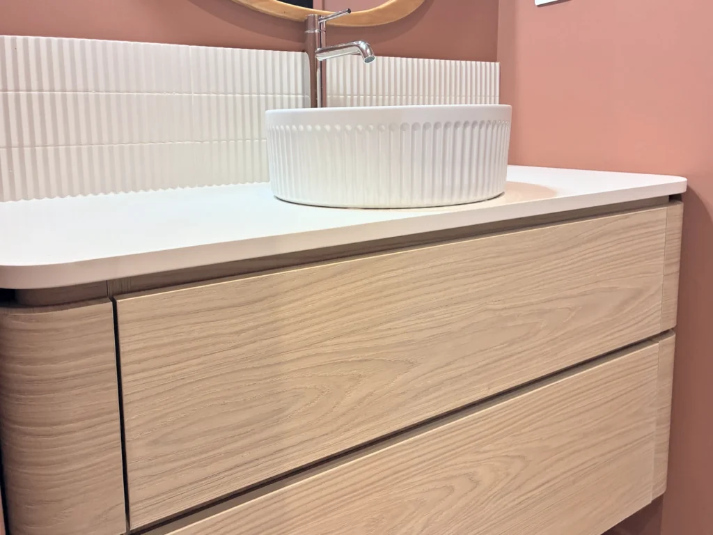 Meuble de salle de bain arrondi à Saint-Lunaire, Saint-Lunaire — photo 4