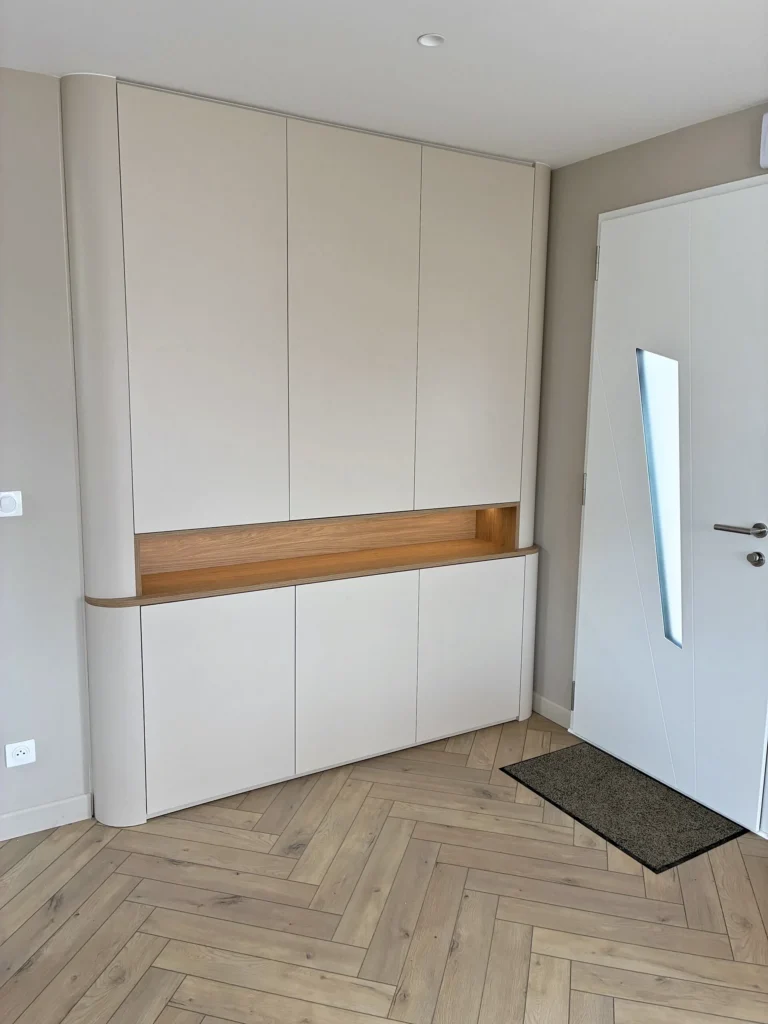 Meuble d'entrée arrondi à Saint-Lunaire — mélaminé beige rosé, niche en décor chêne naturel, vue d’ensemble