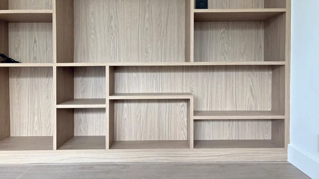 Bibliothèque asymétrique à Saint-Briac — mélaminé chêne naturel, détail 1