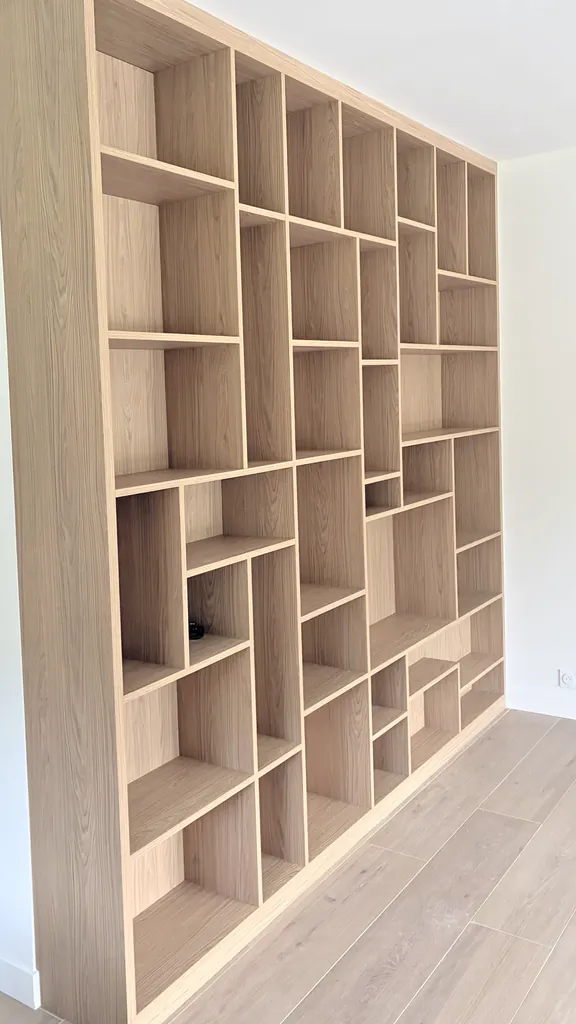 Bibliothèque asymétrique à Saint-Briac — mélaminé chêne naturel, vue d’ensemble