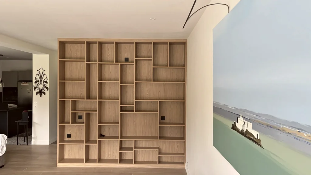 Bibliothèque asymétrique à Saint-Briac — mélaminé chêne naturel, détail 2