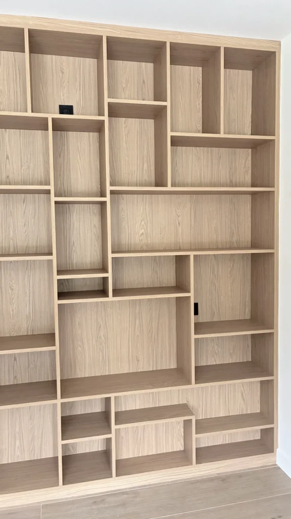 Bibliothèque asymétrique à Saint-Briac — mélaminé chêne naturel, détail 3