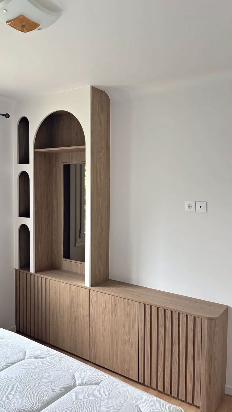 Alcôve miroir à Saint-Malo — mélaminé décor chêne et stratifié, vue d’ensemble