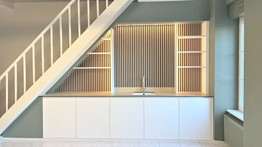 Cuisine sous escalier à Saint-Malo
