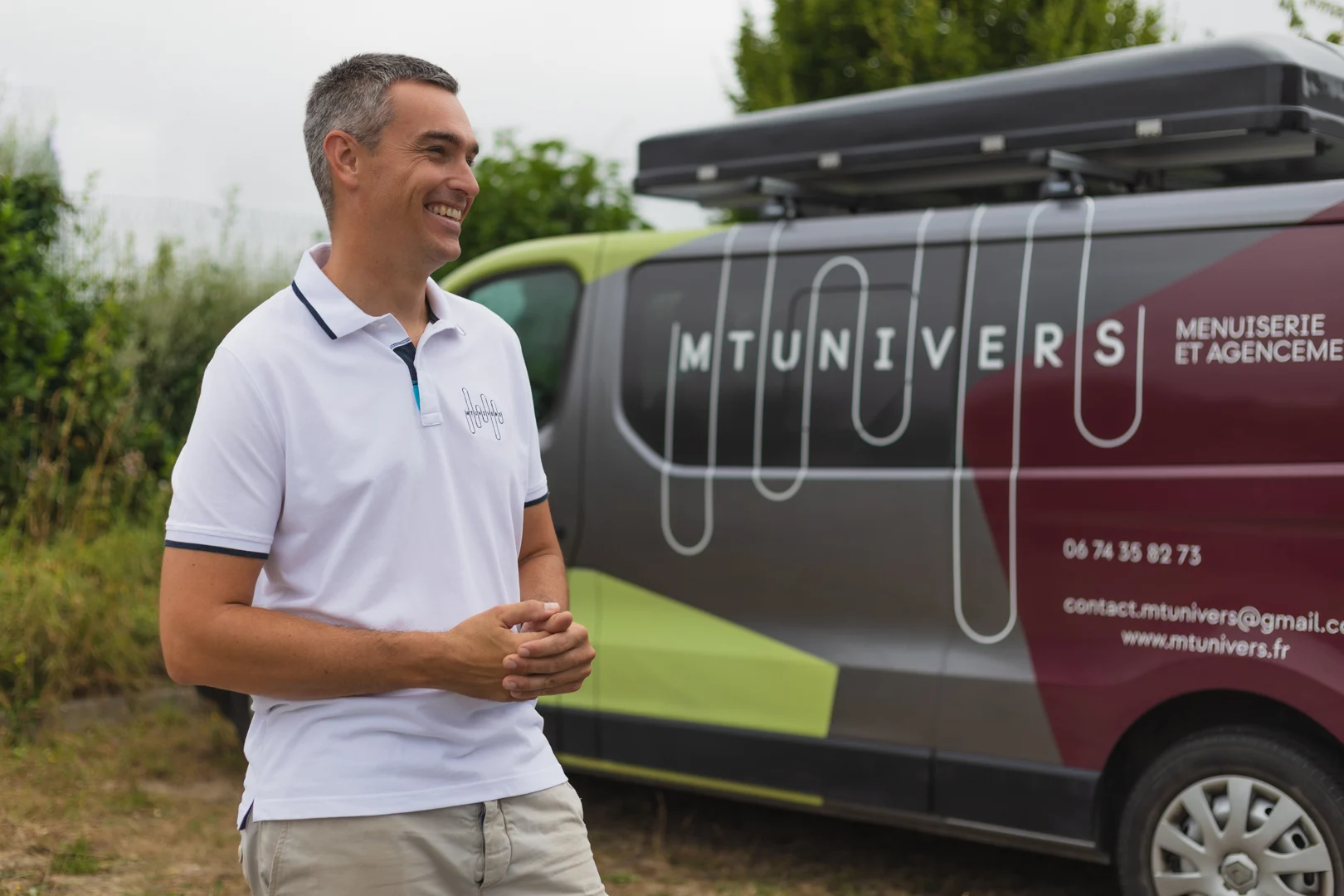 Vincent Trayer souriant devant le véhicule MT Univers