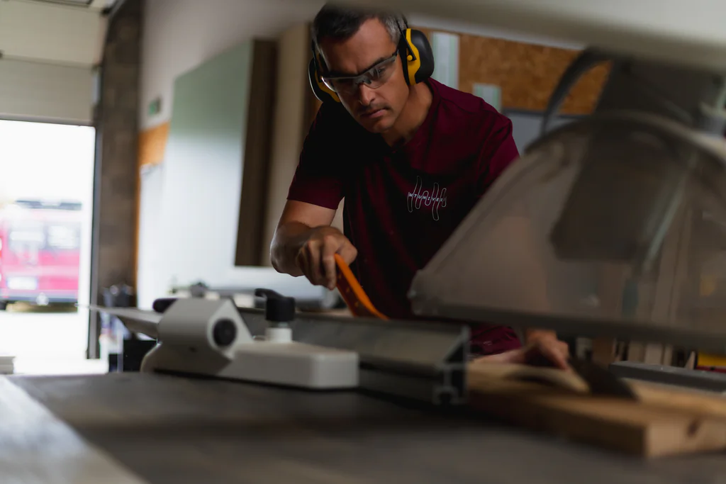 Vincent Trayer au travail à l'atelier