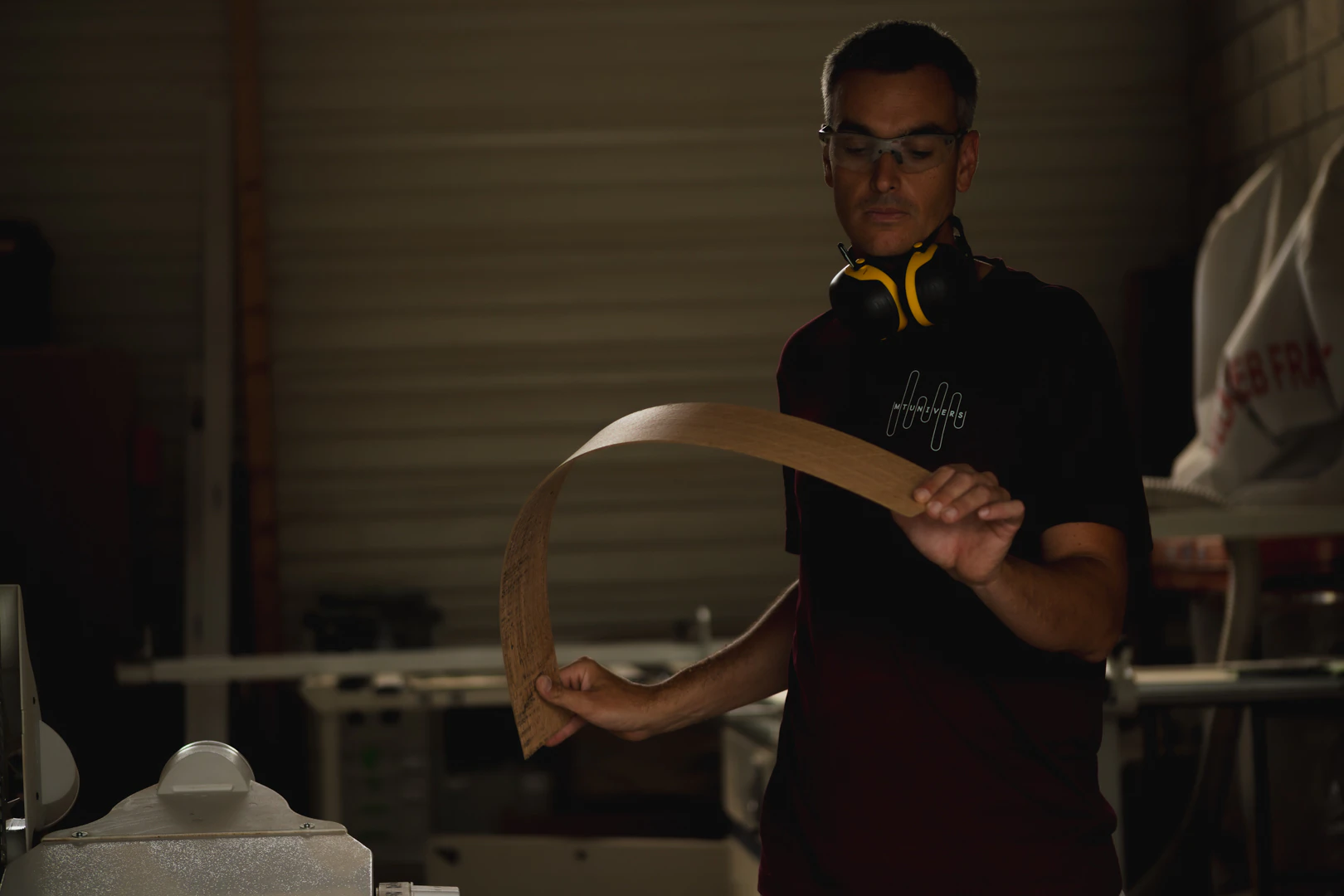 Vincent Trayer cintrant une lame de bois dans son atelier