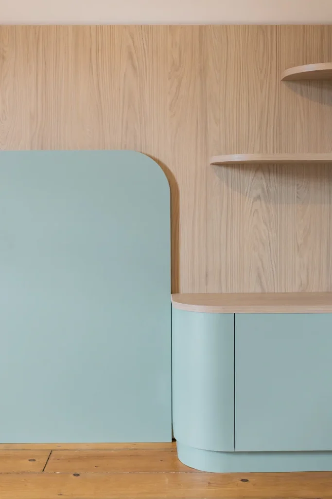 Agencement de chambre à Saint-Malo — mélaminé vert industriel et décor chêne clair · arrondis en stratifié, détail 2