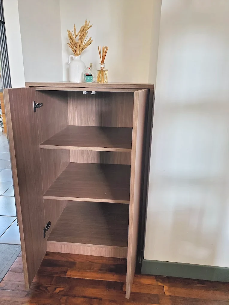Armoire sur mesure en bois de noyer, portes ouvertes sur les étagères