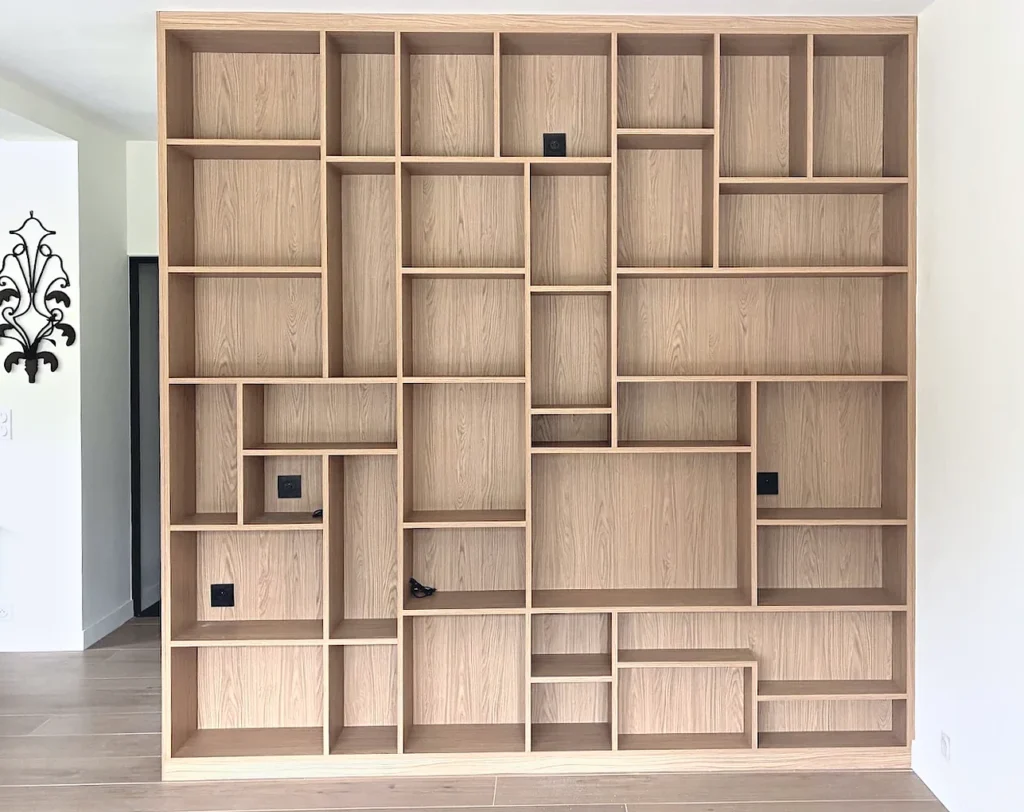 Bibliothèque asymétrique sur mesure en chêne, niches de tailles variées