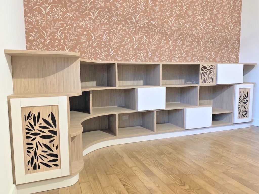 Bibliothèque courbe sur mesure avec panneaux en claustra ajouré