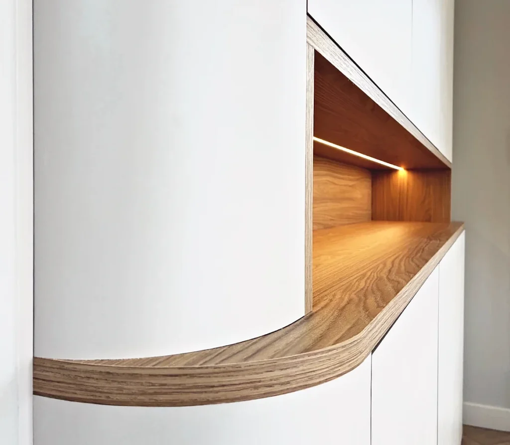 Meuble sur mesure aux angles courbes, avec éclairage LED intégré