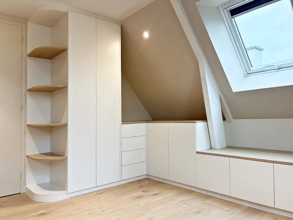 Rangements sur mesure sous rampant, sous une fenêtre de toit