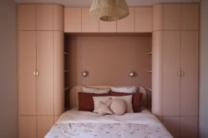 Lit pont intégré entouré de penderies arrondies en mélaminé rose, chambre à Saint-Malo