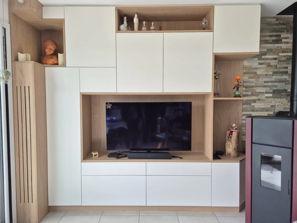 Meubles TV et salon sur mesure, niches d'exposition intégrées.