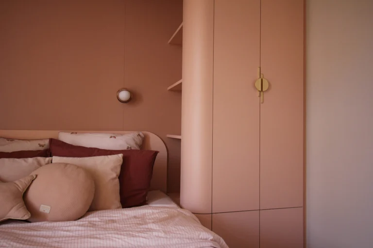 Chevet du lit pont et angle arrondi de la penderie, chambre à Saint-Malo