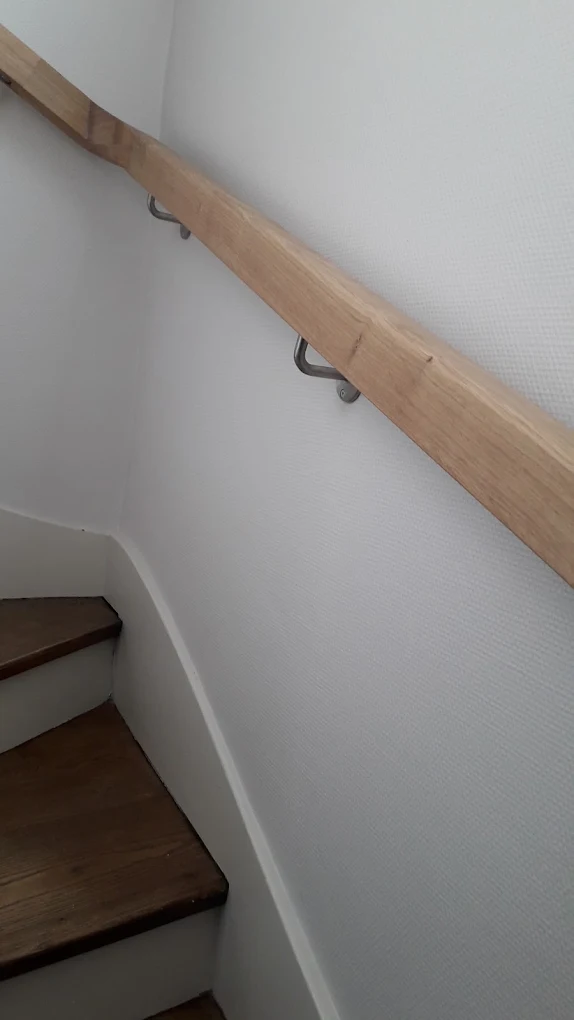 Rampes d'escalier en bois massif, sur mesure.